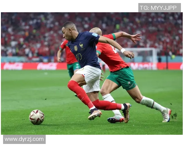 足球场上的明星瞬间展现精彩踢球动作的图片合集